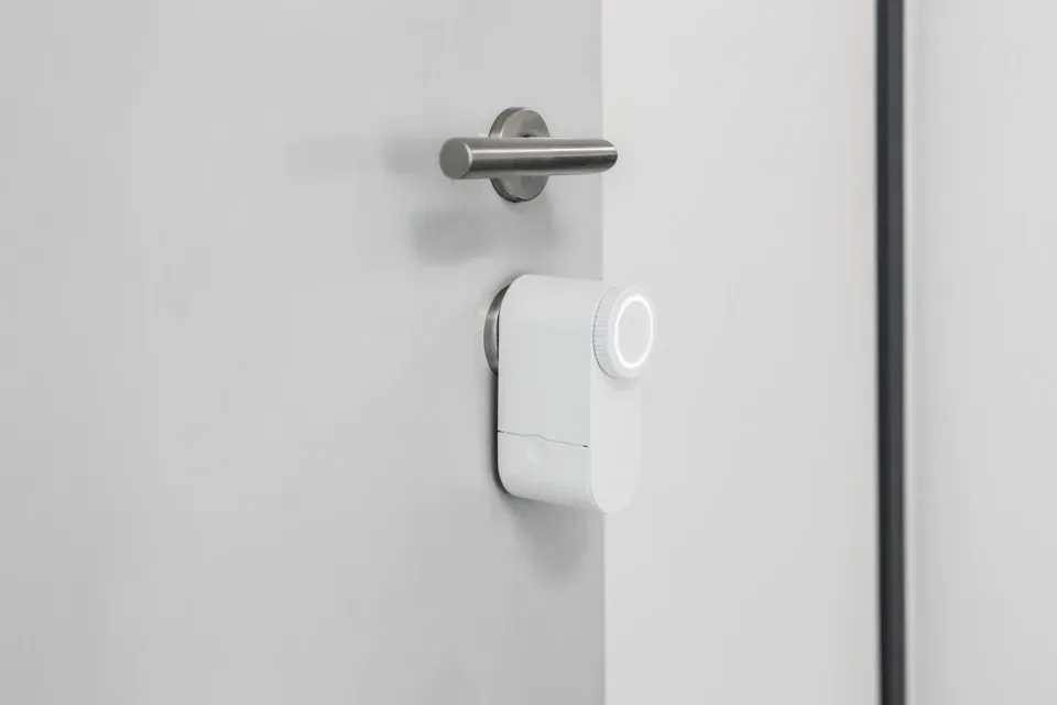 Loxeris One blanc posé côté intérieur d'une porte, sous la poignée