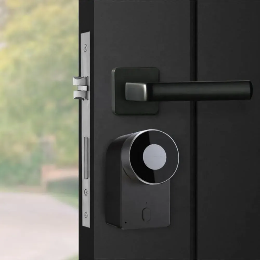 Locky-4 Smart Lock posé sous la poignée d'une porte noire, face intérieure